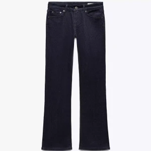 Mörkblå bootcut jeans låg midja - Snygga mörkblå jeans med klassisk femficksdesign med bootcut . Jeansen har låg midja 