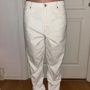 Vita jeans från Perfect Jeans, stl 44 - Säljer ett par vita jeans från Perfect Jeans i storlek 44. Byxorna har klassisk femficksdesign, raka ben och hög midja. Materialet är kraftig bomull med snygga sömmar och silverfärgad knapp framtill. 