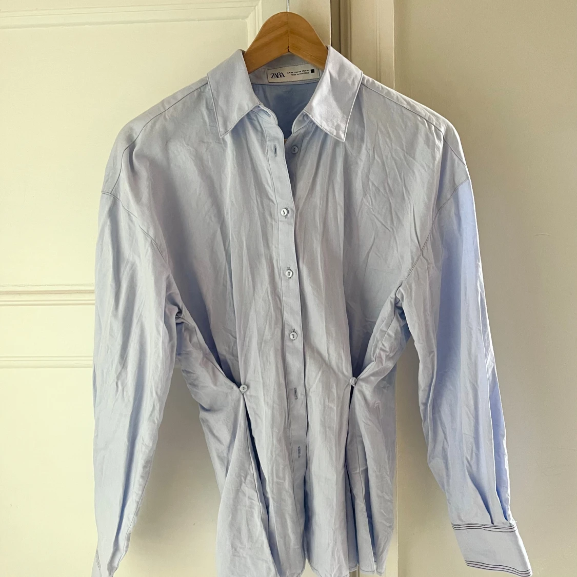Ljusblå skjorta med knappar från Zara XS