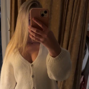 Vit kofta från Gina Tricot - Supermysig vit kofta från Gina Tricot💓💓