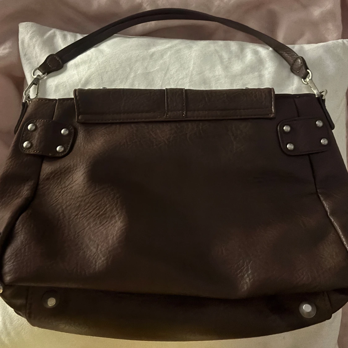 Brun axelväska med nitar - 1