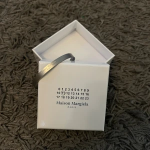 MAISON MARGIELA ARMBAND - Hej, säljer detta armband ifrån maison margiela, det är i 925 och har en väldigt stilren look med en matt finish. 