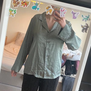 Grön skjorta🍃 - Grön ”silkes” skjorta från Lager157! 