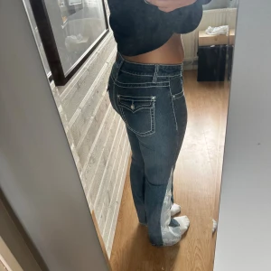 Bootcut Jeans - Coola jeans med spets som jag sytt själv för att få de bootcut. Midjemått 39cm, innerbenslängd 75cm