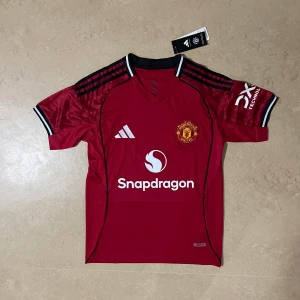 Manchester United 25/26 - Säljer denna sjukt snygga Manchester United tröjan! För endast 279kr