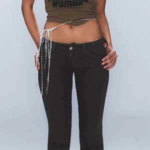 Lågmidjade jeans - Super snygga svarta jeans med låg midja, tight passform och bootcut. Säljer då jag köpte fel storlek och de är endast testade 💕Storlek 23/30, passar XS. Köpta för 399 + frakt, säljer för 300 kr 🫶🏼Skriv för bilder! byter gärna till 24/30 eller 25/30 i samma modell och färg 