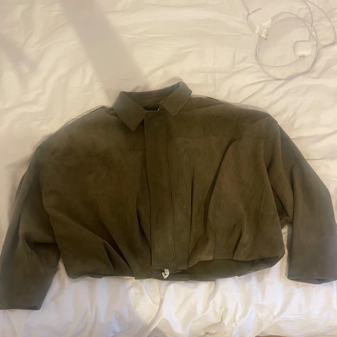 Trendiga Olivgrön mocka bomberjacka från Zara - 1