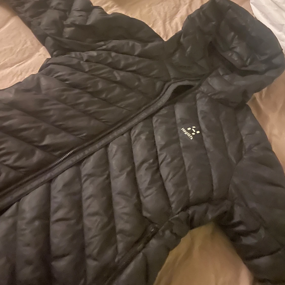 Svart pufferjacka från Haglöfs