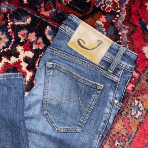Jacob Cohen 622 modell  - Snygga Jacob Cohen jeans i den populära modellen 622. Inga defekter förutom att Jacob Cohen märket har slitits lite som man ser på bilden