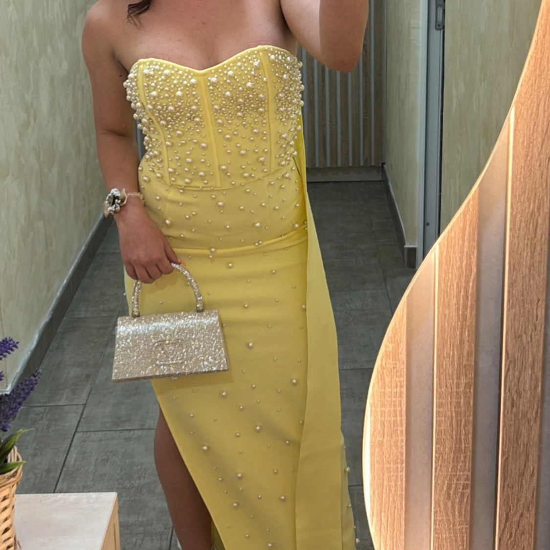 Gul axelbandslös långklänning med pärlor - 1