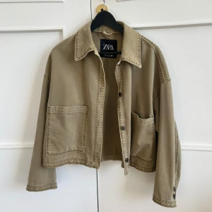 Olivgrön jacka från Zara - Olivgrön jacka från Zara, i storlek S den är knappt använd 