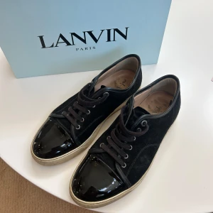 Lanvin svarta - Svarta lanvins storlek 42, passar även 43. Bra skick, inga onaturliga slitage. Nypris runt 5000 kr. Får med box, extra snöre och två påsar t skorna.