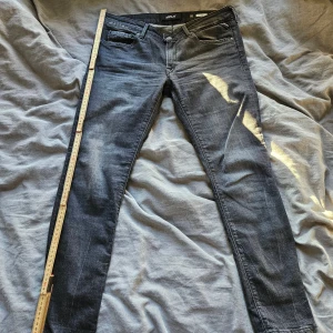Replay LUZ svarta skinny jeans 31 - Snygga svarta skinny jeans från Replay, modell LUZ. Säljer för dem är för små Längd 91/Bredd 40 W31 inga defekter Skriv vid frågor 
