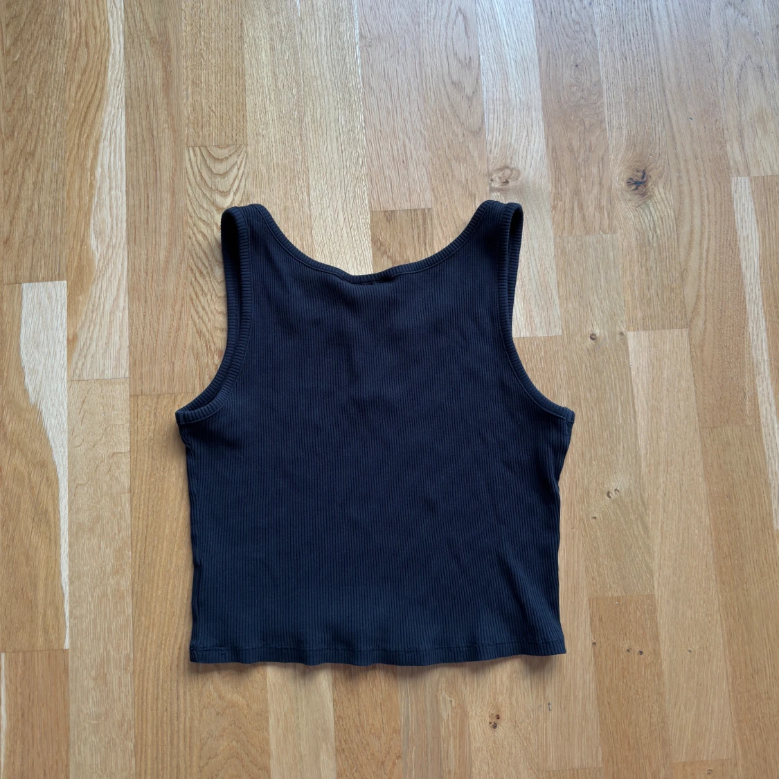 Snygg svart ribbad linnetopp från Weekday - 1