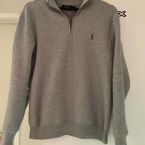 Ralph lauren half zip - Tröjan är bara använd ungefär 5 gånger. Bra skick! Är äkta