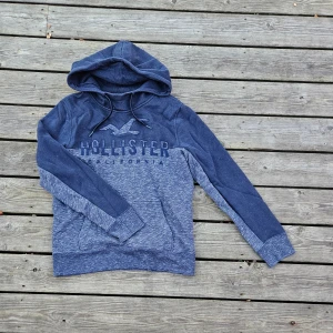 Hollister hoodie  - En blå hollister hoodie i storlek S, använd några gånger 