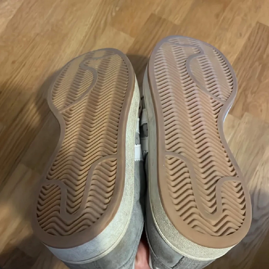 Grå Adidas Campus sneakers mocka - 3