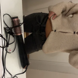 Svarta jeans med hög midja - Snygga svarta/mörk gråa jeans med låg midja. Jeansen har en rak, bootcut passform. Perfekta för dig som gillar en enkel och stilren look. Storlek 36/S 