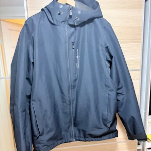 Sail Racing Vindjacka - Hej! Säljer nu min Sail Racing Vindjacka då den är för stor för mig stoleken är XL och passar perfekt nu inför hösten! Den funkar super bra under medelmåttig vinter också då den är varm och gosig och håller värmen väldigt bra! Super fint skick knappt använd då jag endast han använda den 2 höstar ish! 
