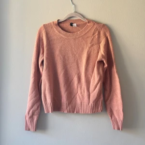 Ljusrosa stickad tröja från Divided XS - Mysig ljusrosa stickad tröja från H&M i storlek XS. Tröjan har rund halsringning, ribbade muddar och nederkant samt lång ärm. 