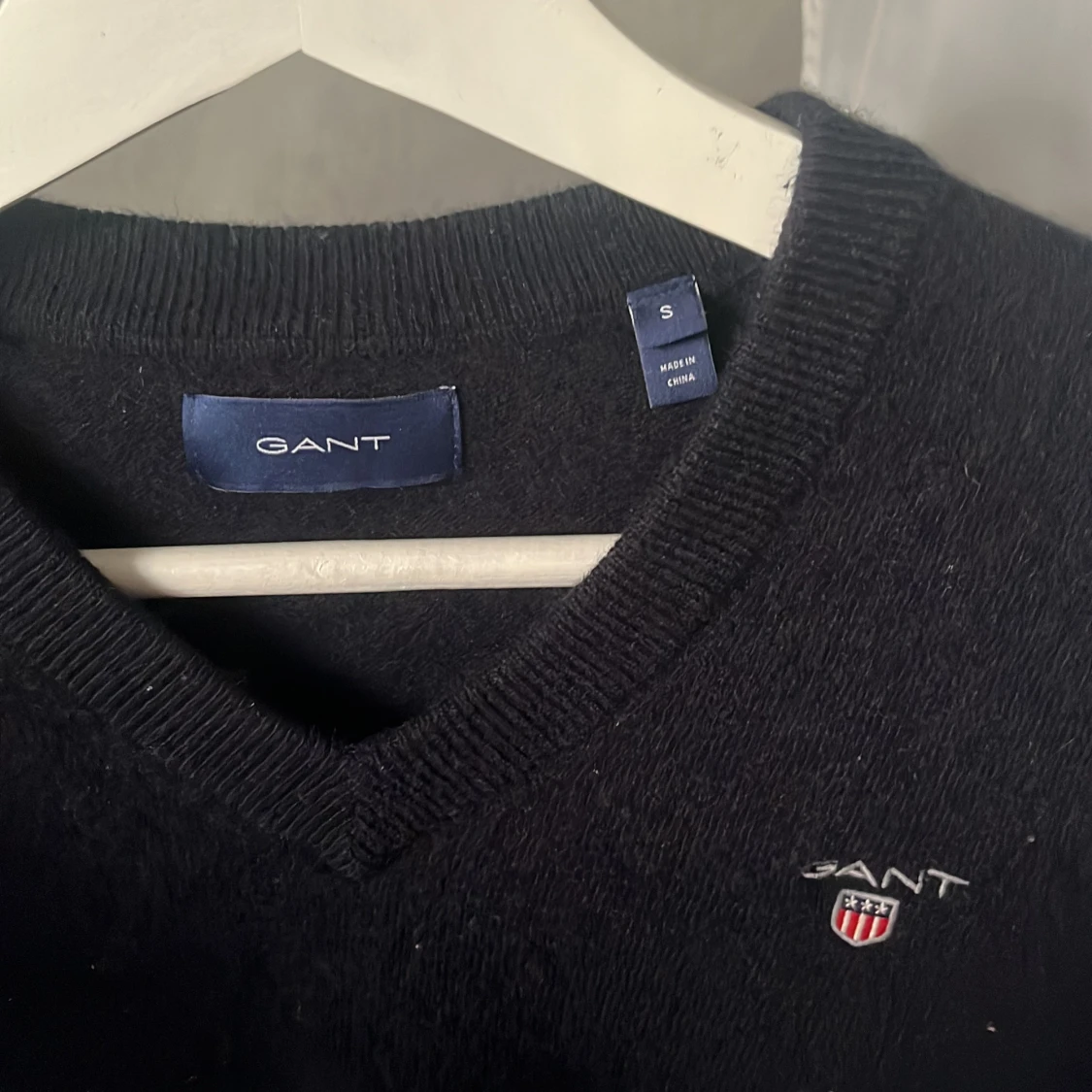 Mörkblå v-ringad tröja från GANT - 2