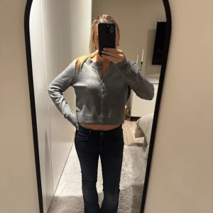 Grå kofta med knappar - Supersöt mjuk grå kofta! Köpt i usa och säljer pågrund av att den inte används, den är aldrig använd trots lappen inte är på. Därmed inga defekter💗