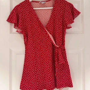 Röd omlottblus med vita prickar - Rödprickig blus omlott från Amisu i storlek XS