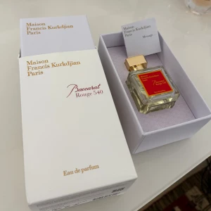 Maison Francis Kurkdjian Baccarat Rouge 70ml - Exklusiv Eau de Parfum från Maison Francis Kurkdjian Paris. Snygg design och lyxig känsla – perfekt för dig som vill sticka Ut.                        Säljer den då det inte var min typ av parfym tyvärr, använd bara 2 gånger. Passar både män och kvinnor då den är unisex