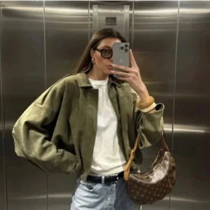 Olivgrön mockajacka - Säljer denna populära mocka jacka från Zara, köpt helt ny från vinted för 1000kr🩷använd ca 2 gånger 