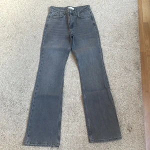 Grå bootcut jeans från Perfect Jeans - Säljer ett par grå jeans från Perfect Jeans i storlek 36. ALDRIG ANVÄNDA