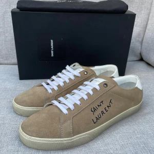 Saint Laurent skor(nyskick)  - Hej! Säljer nu dessa sjukt snygga ysl skor. Skorna är i nytt skick ! Har begränsat antal boxar och dustbag. Hör av dig vid frågor. 