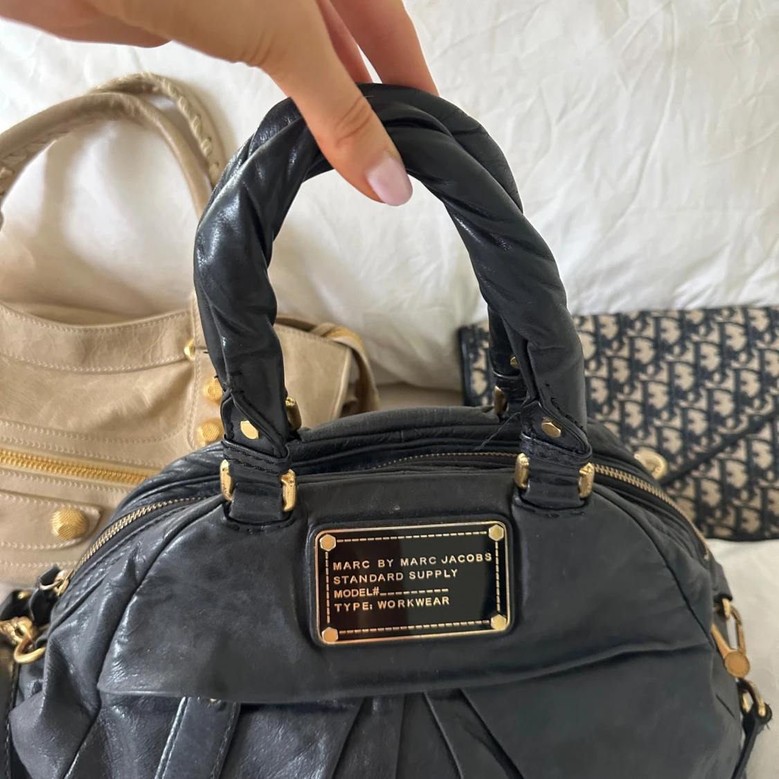 Svart Q Classic väska med gulddetaljer - 2