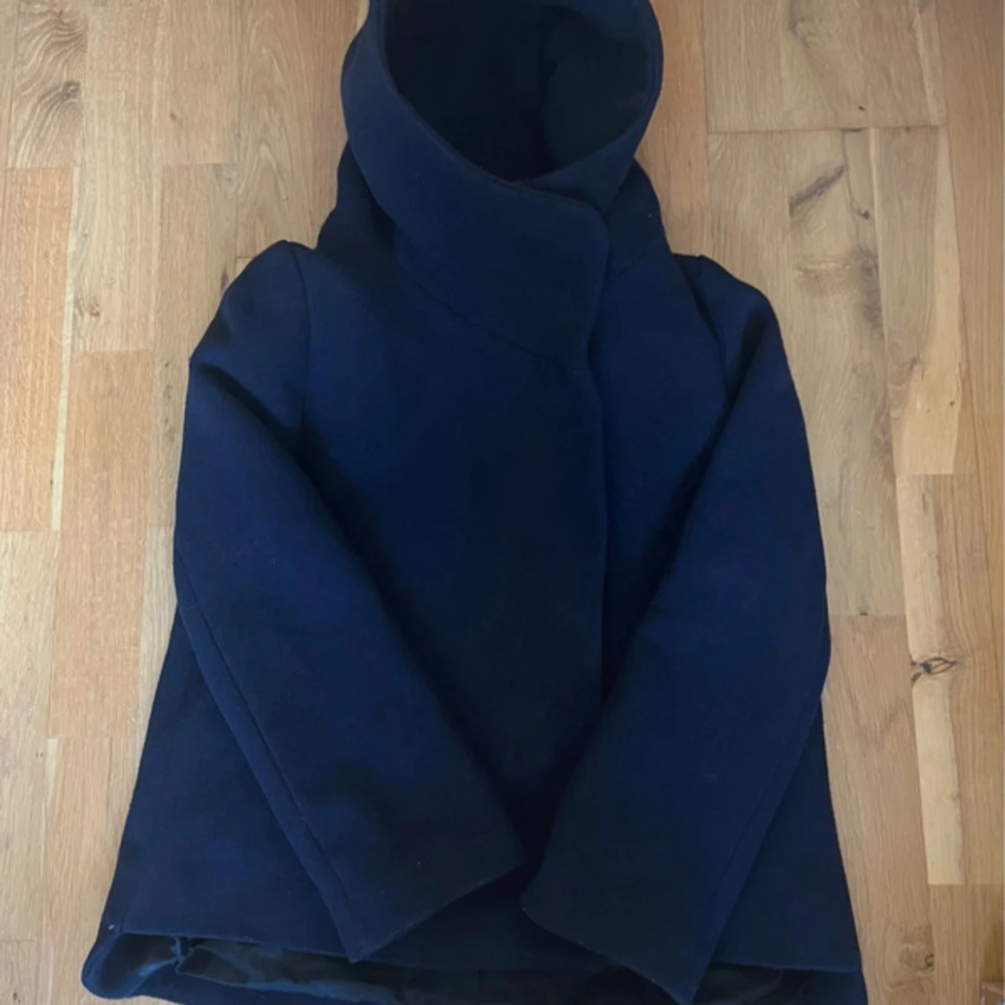 Mörkblå kappa  med stor krage - 2