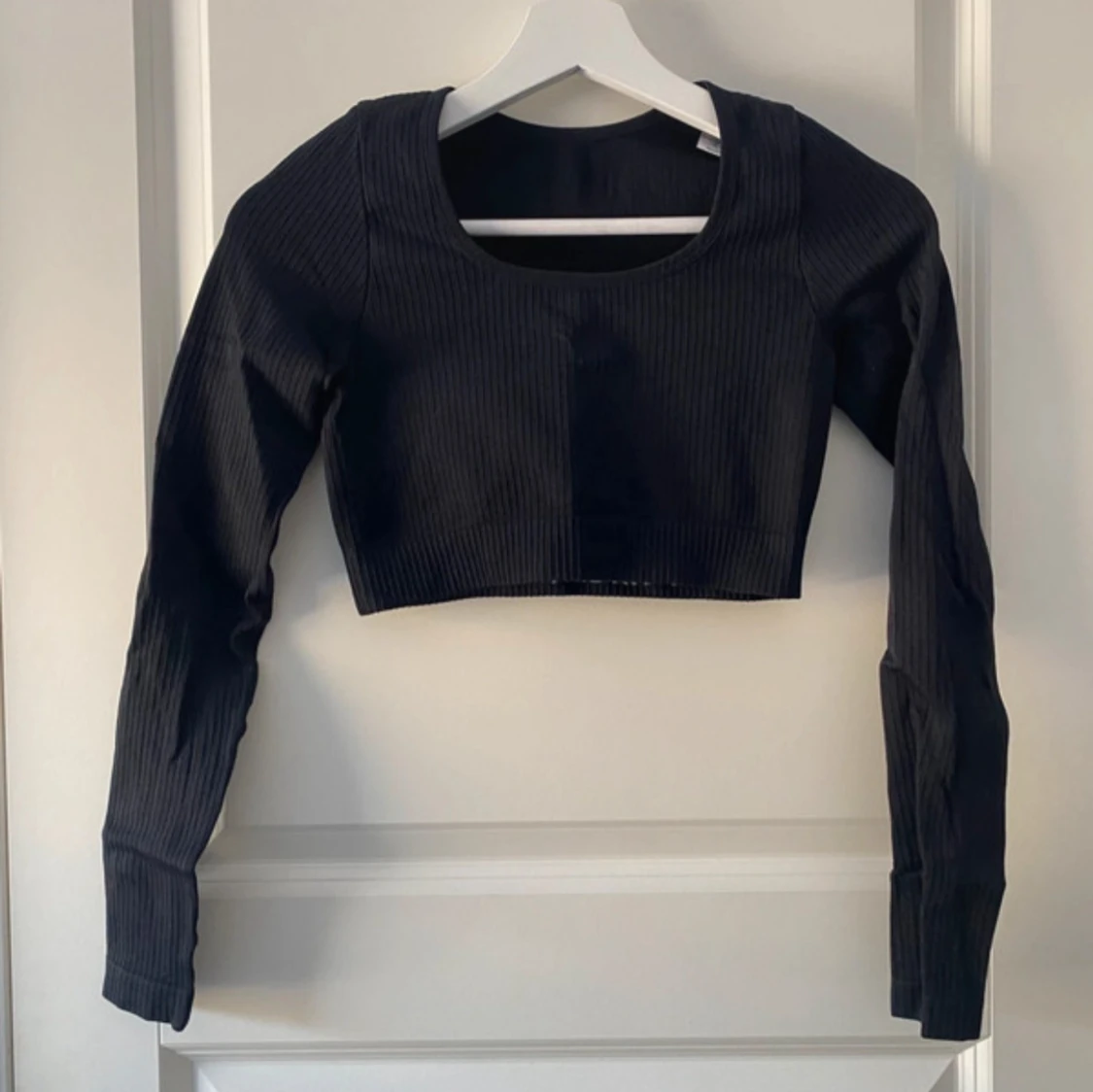 Svart ribbad croppad topp 
