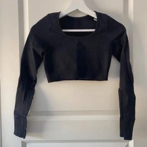 Svart ribbad croppad topp  - Säljer en croppad svart ribbad träningströja med fin uringning som inte är för djup. Storlek XS, använd endast 1 gång och i nyskick. Märke Tridri, köpt på Stadium. Perfekt för träning eller vardagsbruk! 😊   Vänligen läs min bio innan du gör ett köp; där hittar du bland annat information om leveransprocessen med mera 😊  #träning #tröja #croppad #svart #nyskick #Tridri #Stadium #fitness #mode .