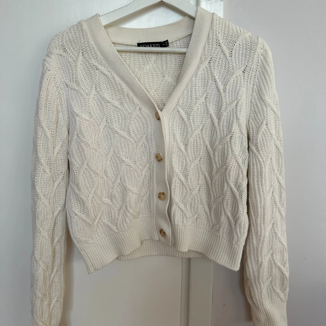 Vit kabelstickad kofta från Soaked - 1