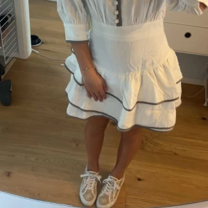 Sommarklänning - Sommarklänning från vita grace med grå sömmar. Jättegullig och aldrig använd