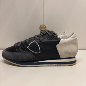 Philippe Model Trainers skor - Skick 9/10- ingen innersula- storlek 40- endast skorna medföljer. Skriv om du har några frågor!