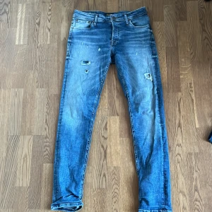 Blåa Jack and Jones jeans med slitningar - Jag säljer dessa feta Jack and Jones jeans med slitningar då det är lite stora för mig. Dom är sköna med snygga slitningar det är bara höra av sig vid yttligare funderingar🙌🏻 priset är ej hugget i sten!