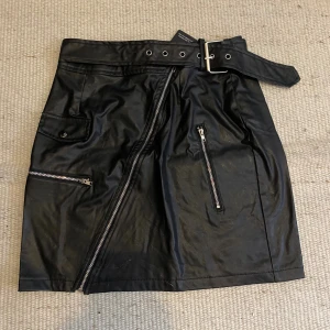 Kjol i läder - Length: 42cm Waist: 32cm x2