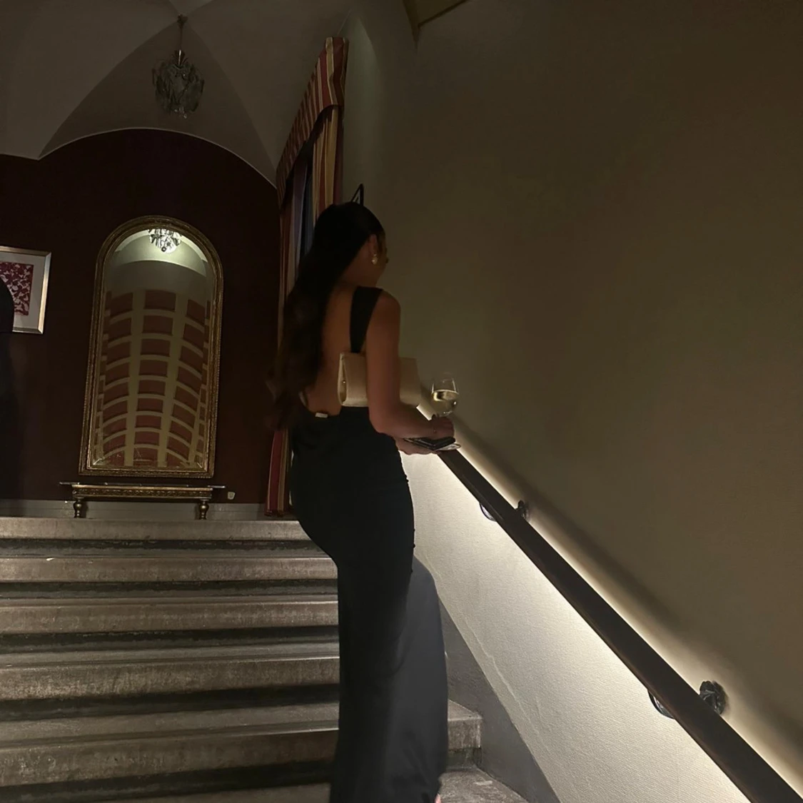 Svart långklänning med slits och öppen rygg - 2