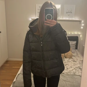 Jacka 🤍 - Säljer en super fin jacka från JH COLLECTION, den e använd 1 gång och är i utmärkt skick🤍 Den är grå/silvrig så otroligt fin men köpte fel strl. Ordinarie pris på jackan e 3000 kr säljer för 800