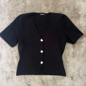 Svart topp med silverdetaljer  - Jättesöt topp från Gina. Endast använd fåtal gånger. Inga anmärkningar 