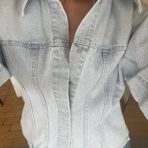Slutsåld figurnära ljusblå jeansjacka från hm  - Säljer en ljusblå jeansjacka från H&M så är super populär, helt slutsåld som är figurnära. Jackan är i nytt skick!