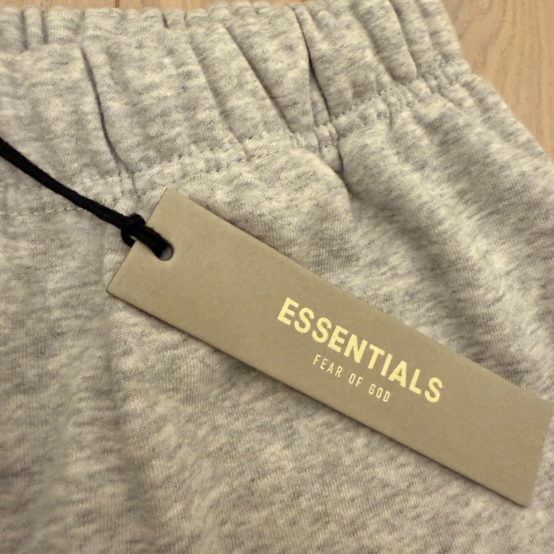 Grå shorts från Essentials Fear of God - 3
