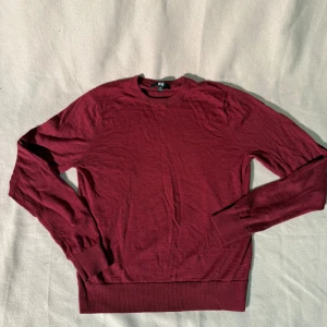 Uni qlo tröja  - Tjabba! Säljer denna Uni qlo mirino ull tröjan i storleken XS! Den är i ett bara skick 8/10, inga defekter! Om ni undrar något är det bara att höra av sig!😁