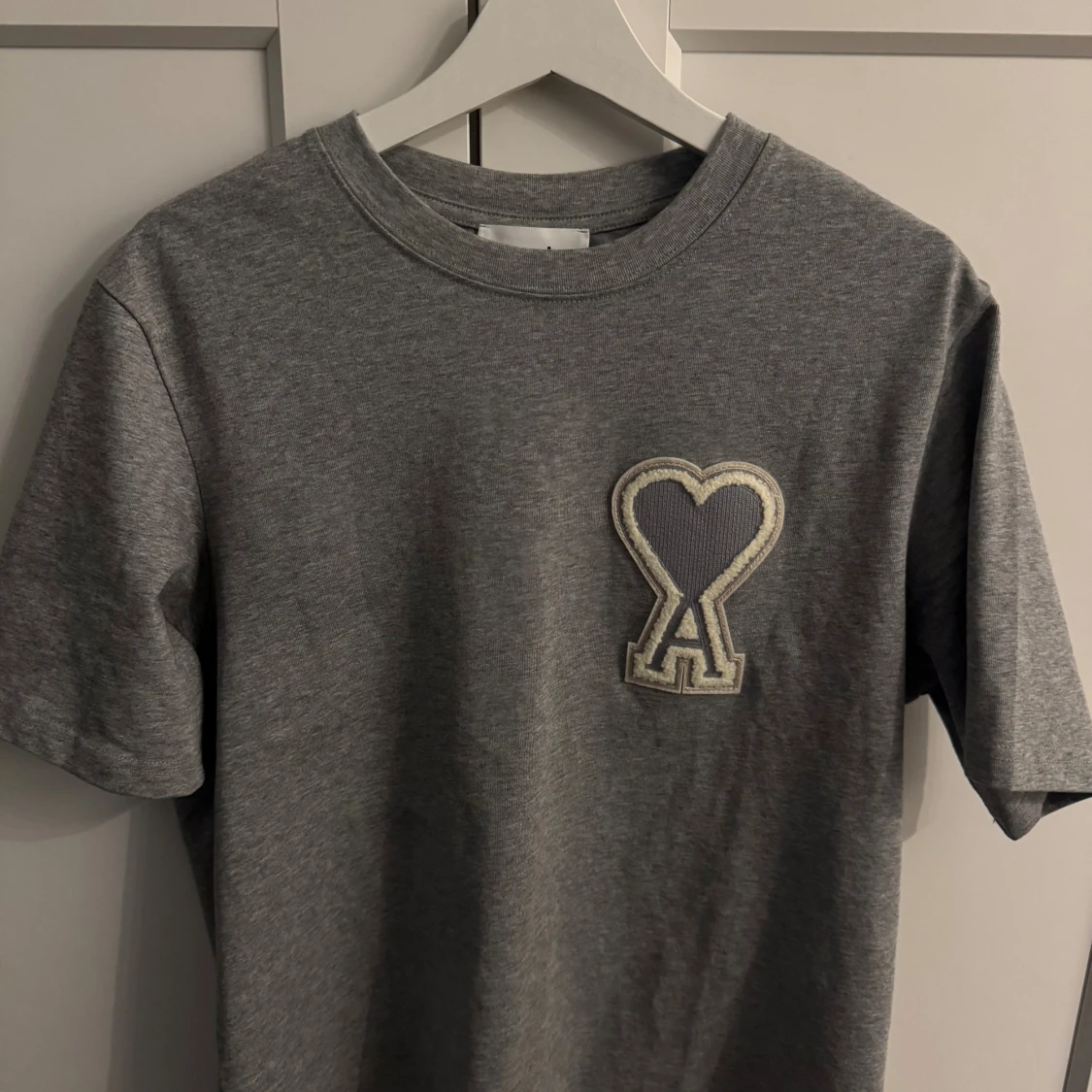 Grå t-shirt från Ami Paris med hjärtdetalj - 1