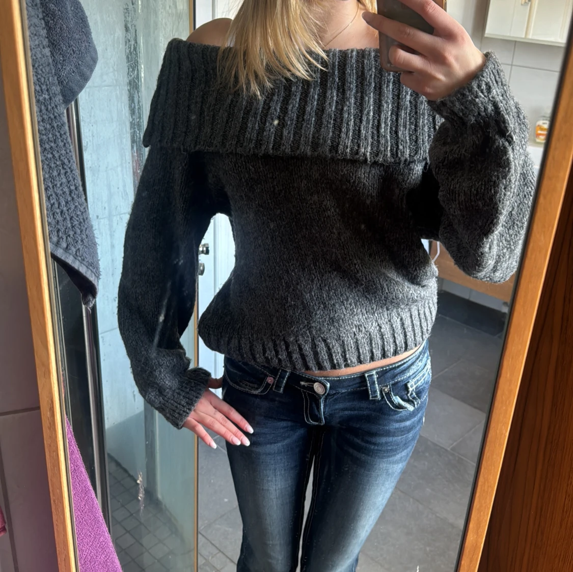 Mörkgrå offshoulder stickad tröja