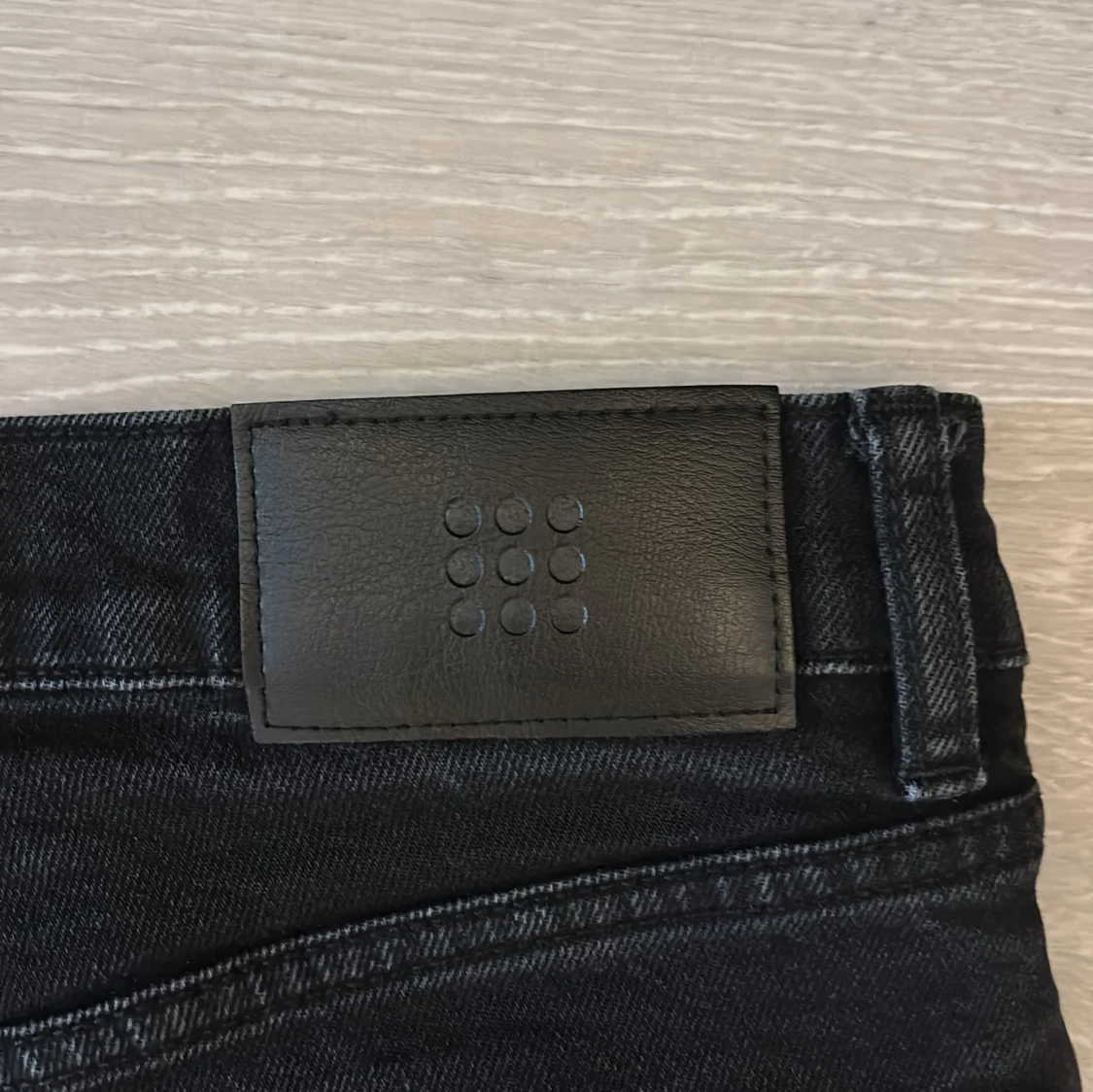 Svarta jeansbyxor med smal passform - 1