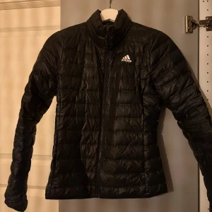 Adidas jacka  - Adidas jacka med 2 fickor på både in och utsidan.